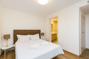 5 bedrooms, desk, soundproofing, iron/ironing board