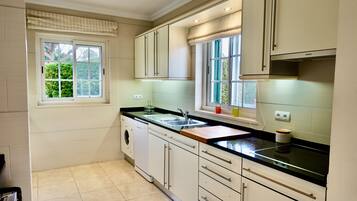 Een koelkast, een microgolfoven, een oven, een kookplaat