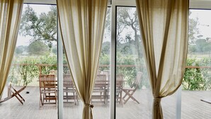 Un balcon avec des meubles en bois et des rideaux.