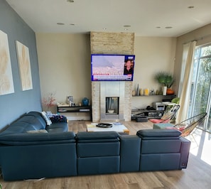 Smart TV, chimenea, reproductor de DVD y tenis de mesa 