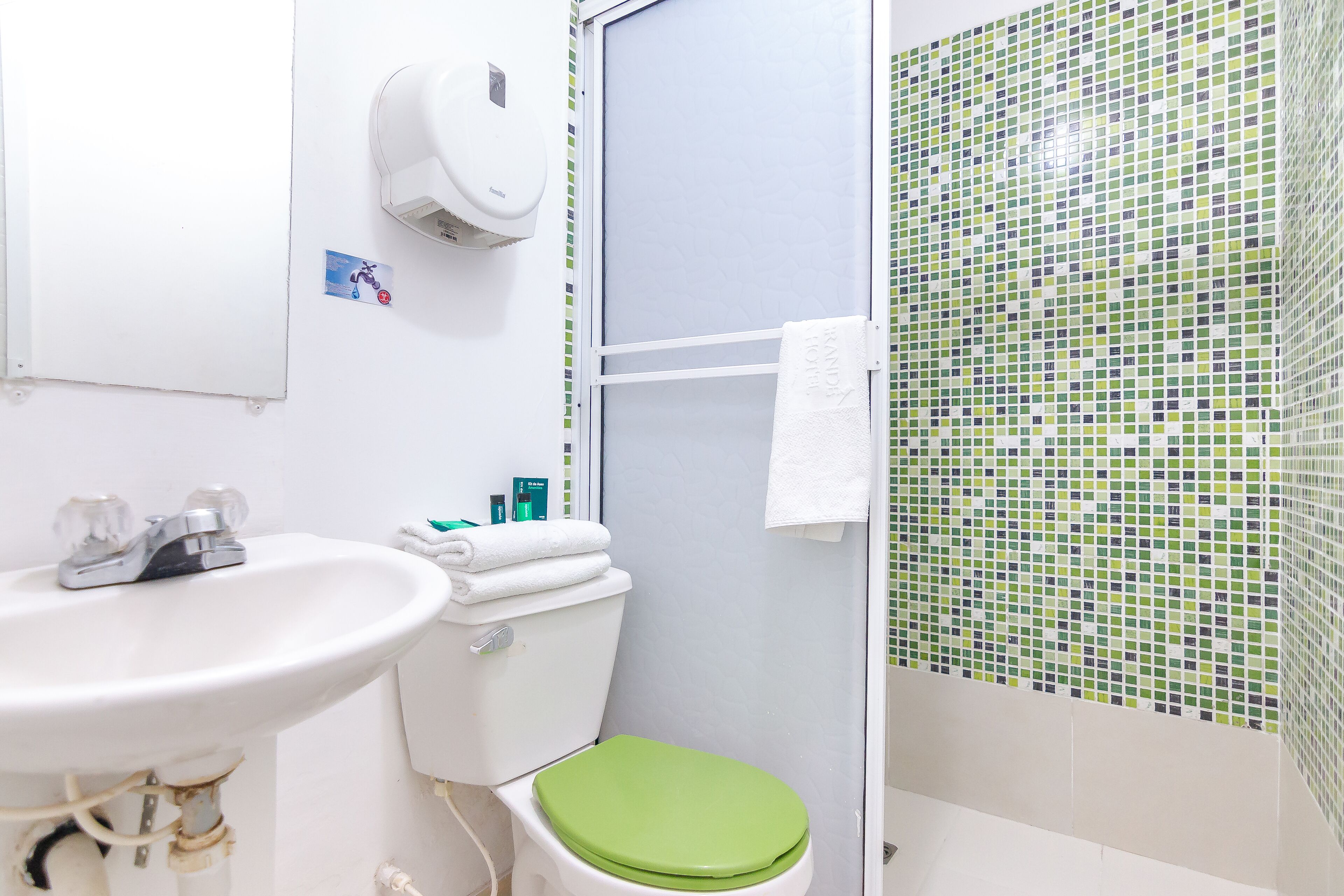 Een badkamer met een wastafel, toilet en douche.