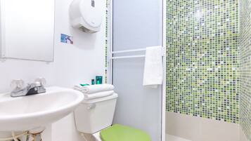 Un baño con lavamanos, inodoro y ducha.