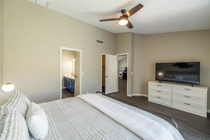 4 habitaciones, tabla de planchar con plancha y cuna de viaje