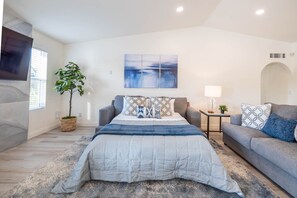 4 bedrooms, desk, iron/ironing board, travel crib - Scottsdale's Finest: Sun, Swing & Gourmet Eats! (Scottsdale)