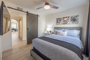 4 bedrooms, desk, iron/ironing board, travel cot - Scottsdale's Finest: Sun, Swing & Gourmet Eats! (Scottsdale)