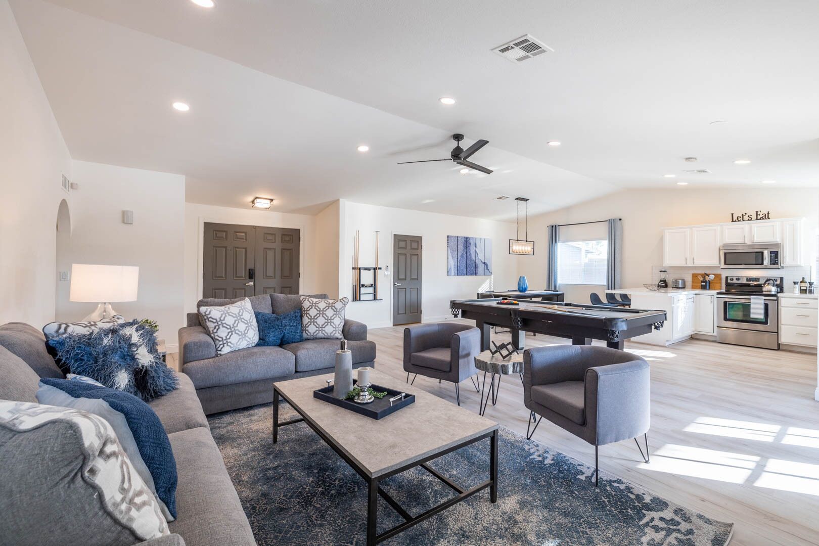 Smart TV, chimenea y futbolito 