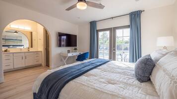 4 habitaciones, escritorio y tabla de planchar con plancha