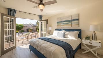 4 habitaciones, escritorio y tabla de planchar con plancha