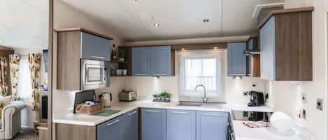 Cottage | Private kitchen | Fridge, dishwasher, electric kettle, toaster