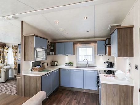 Cottage | Private kitchen | Fridge, dishwasher, electric kettle, toaster