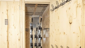 Une pièce en bois avec un étendoir en métal pour suspendre des objets.