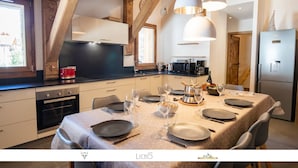 Une cuisine moderne avec un coin repas aménagé pour prendre un repas.