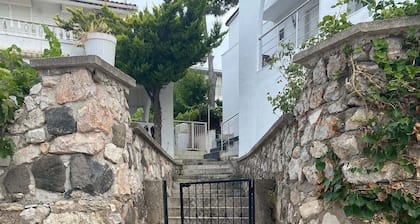 Nino’s Seaview House with Balcony & Garden