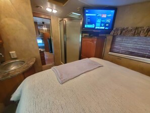 2 bedrooms, desk, iron/ironing board, free WiFi - Hilton's Hometown Tower-view Hot-tub Retreat (Cisco)