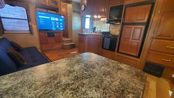 Smart-TV, DVD-spiller og stereoanlegg