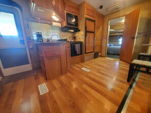 2 bedrooms, desk, iron/ironing board, free WiFi - Hilton's Hometown Tower-view Hot-tub Retreat (Cisco)