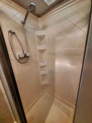 Bañera con ducha, secador de pelo, toallas, jabón