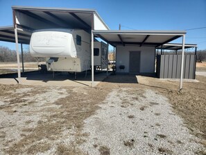 Property grounds - Hilton's Hometown Tower-view Hot-tub Retreat (Cisco)