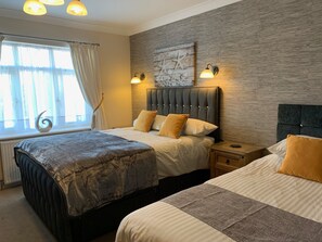 Family Room | Bed sheets - Philmar Guest House (Skegness)