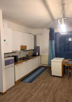 Kühlschrank, Mikrowelle, Herdplatte, Wasserkocher mit Kaffee-/Teezubehör