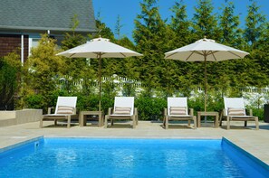 Una piscina al aire libre, una piscina climatizada