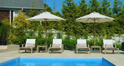 Holidays in the Hamptons! Chic Beach Home mins from Village