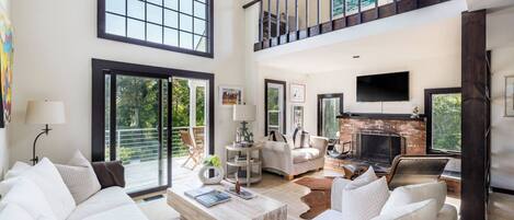 Smart-tv, een open haard en boeken