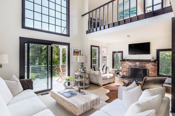 Televisor intel·ligent, llar de foc i llibres