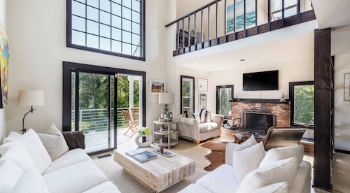 Holidays in the Hamptons! Chic Beach Home mins from Village