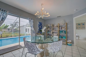 Dining - Stunning "Nature Coast"FL Salt-water Pool getaway (Spring Hill)