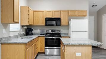 Geladeira, micro-ondas, fogão, cooktop