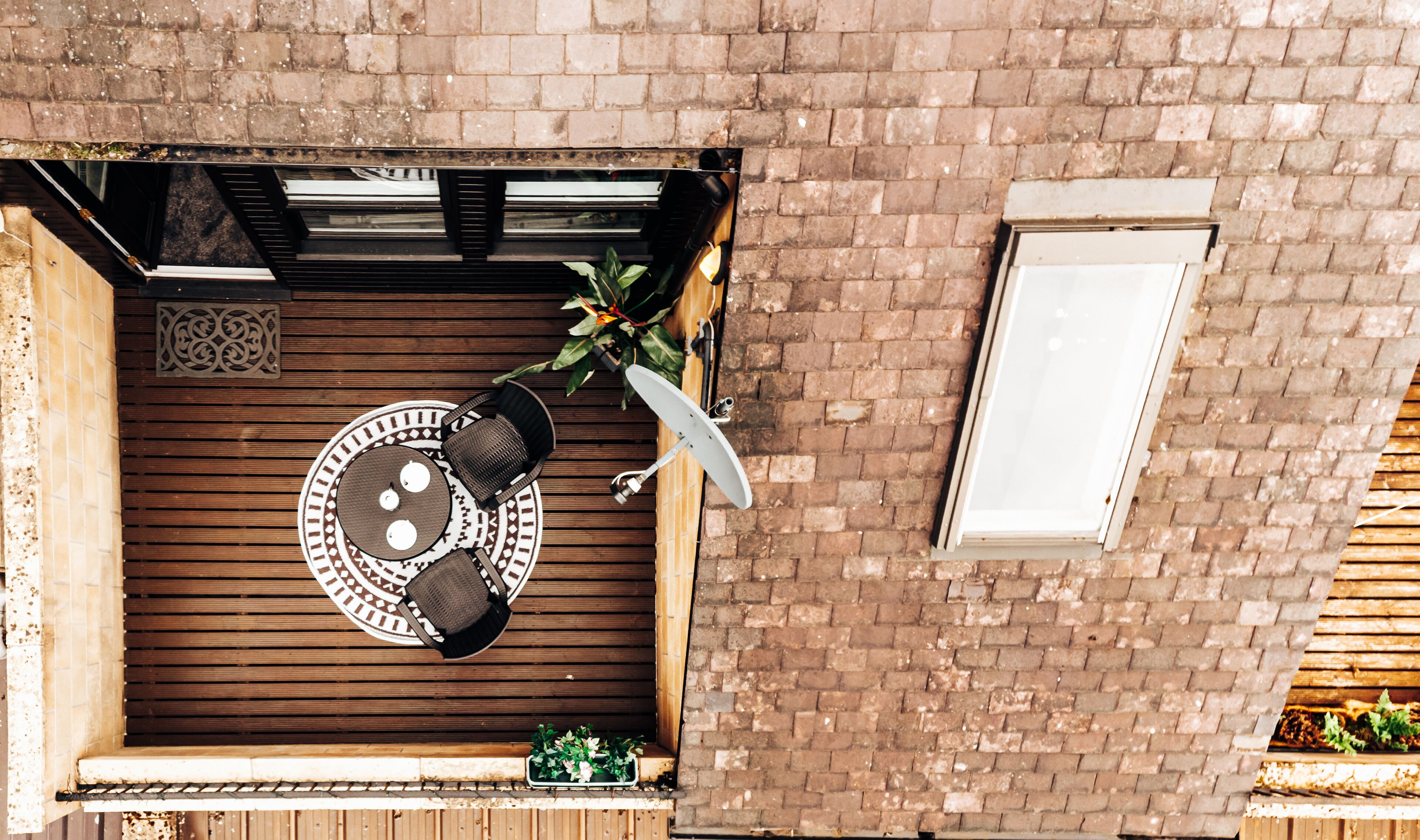 Departamento, baño en la habitación | Vista del balcón