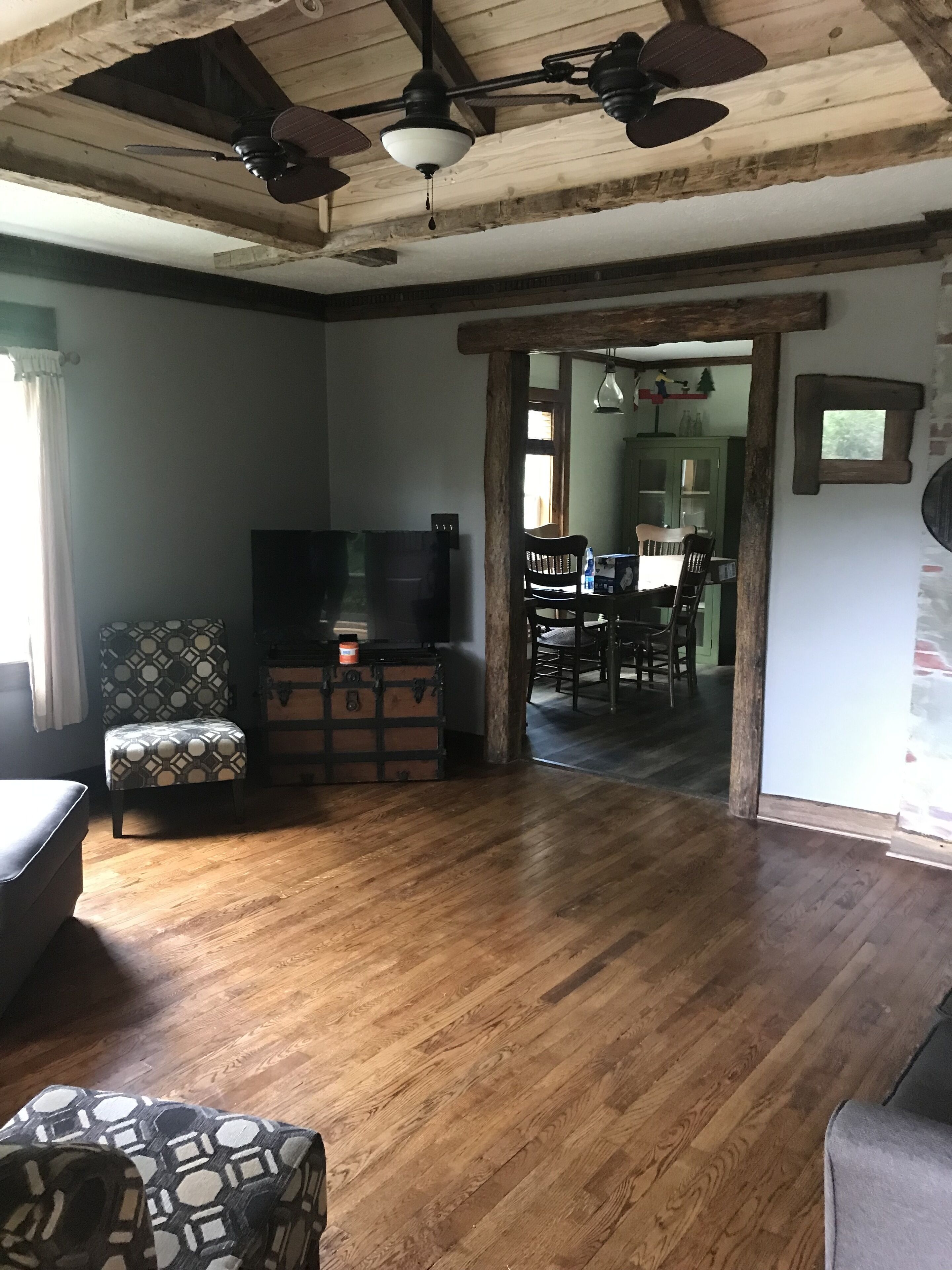 TV connectée, livres, espaces bureaux