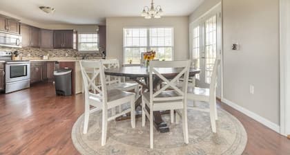 6+ Sleeper Farm Escape with HUGE Yard and RV Hookup is Out Standing in its Field