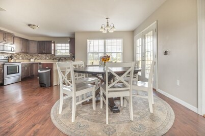 6+ Sleeper Farm Escape with HUGE Yard and RV Hookup is Out Standing in its Field