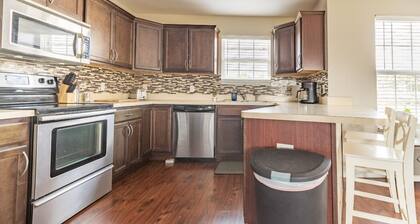 6+ Sleeper Farm Escape with HUGE Yard and RV Hookup is Out Standing in its Field