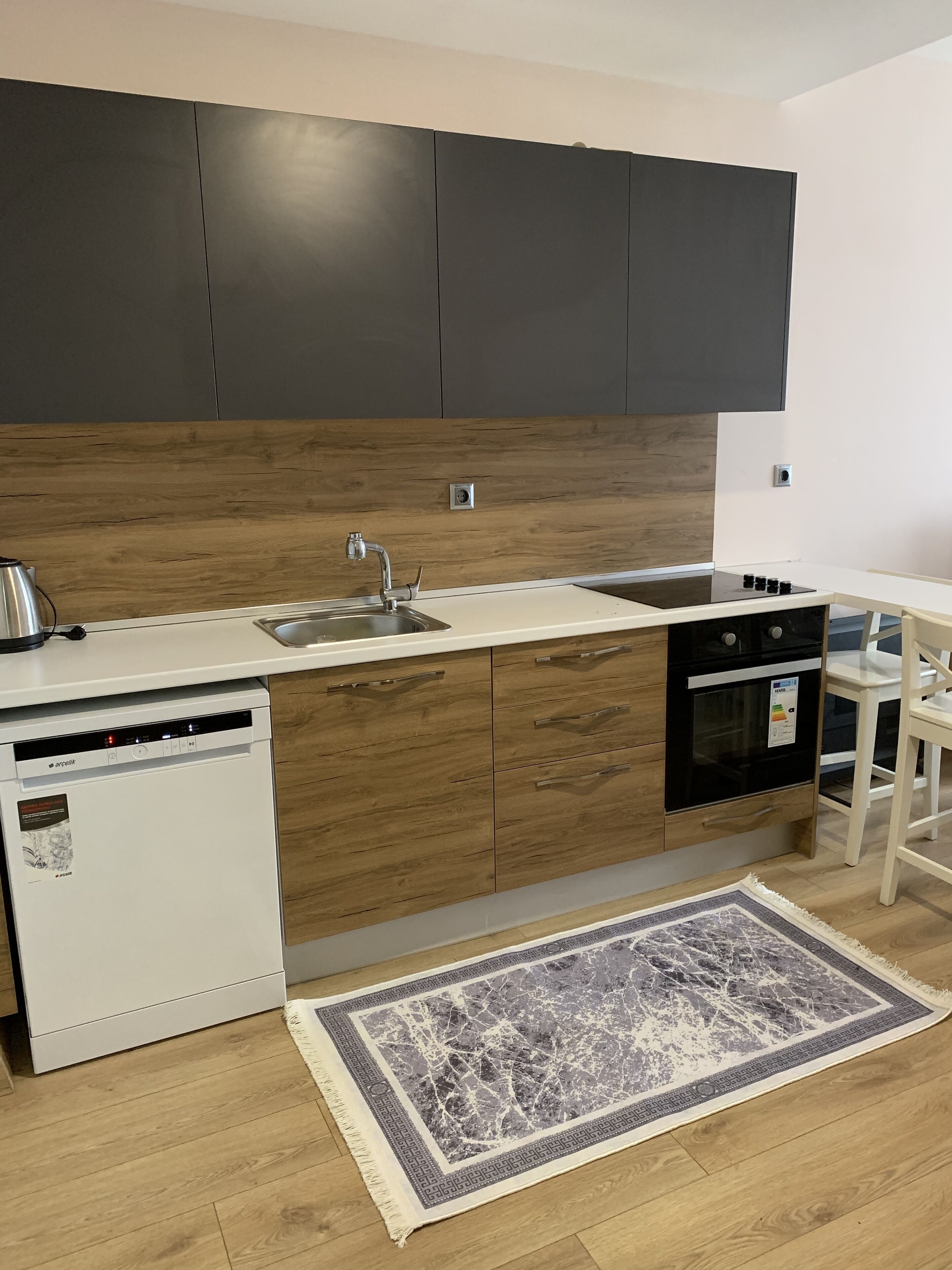 Kühlschrank, Ofen, Geschirrspüler, Wasserkocher mit Kaffee-/Teezubehör