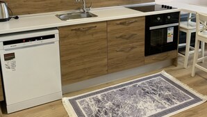 Una cocina moderna con lavavajillas, estufa y lavabo.