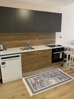 Réfrigérateur, four, lave-vaisselle, cafetière/bouilloire