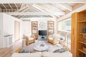 TV connectée, chaßne hi-fi, espaces bureaux