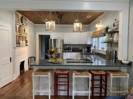 Fridge, microwave, oven, stovetop. Rustic retreat — Car Service Available to& from Oxford, Tunica, Memphis