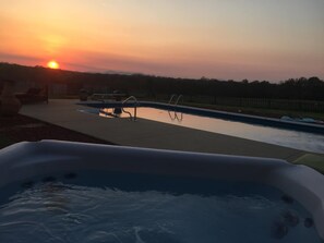 Outdoor pool - Holy Cow Farms a large modern Farm House.11 miles from Tryon TIEC. Pool & HotTub (Chesnee)