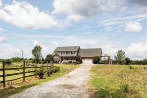 Exterior - Holy Cow Farms a large modern Farm House.11 miles from Tryon TIEC. Pool & HotTub (Chesnee)