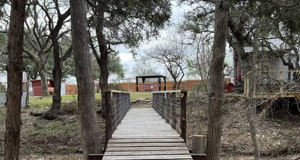 Villa 30 mins to Waco - Private Pool, Hot Tub, Gym and Fire Ring