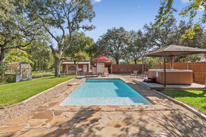 Outdoor pool, a heated pool - Villa 30 mins to Waco - Private Pool, Hot Tub, Gym and Fire Ring (Gatesville)