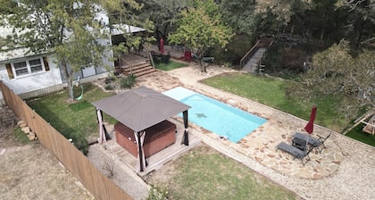 Farmhouse: Private Pool, Spa, Gym, Campground and Fire Ring! -30 min from Waco