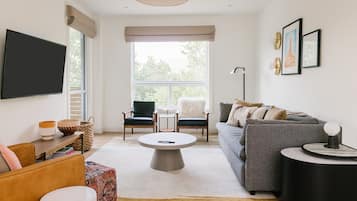 Signature suite | Luxe beddengoed, bedden met traagschuimmatras, een kluis op de kamer