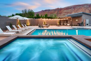 Útilaug sem er opin hluta úr ári