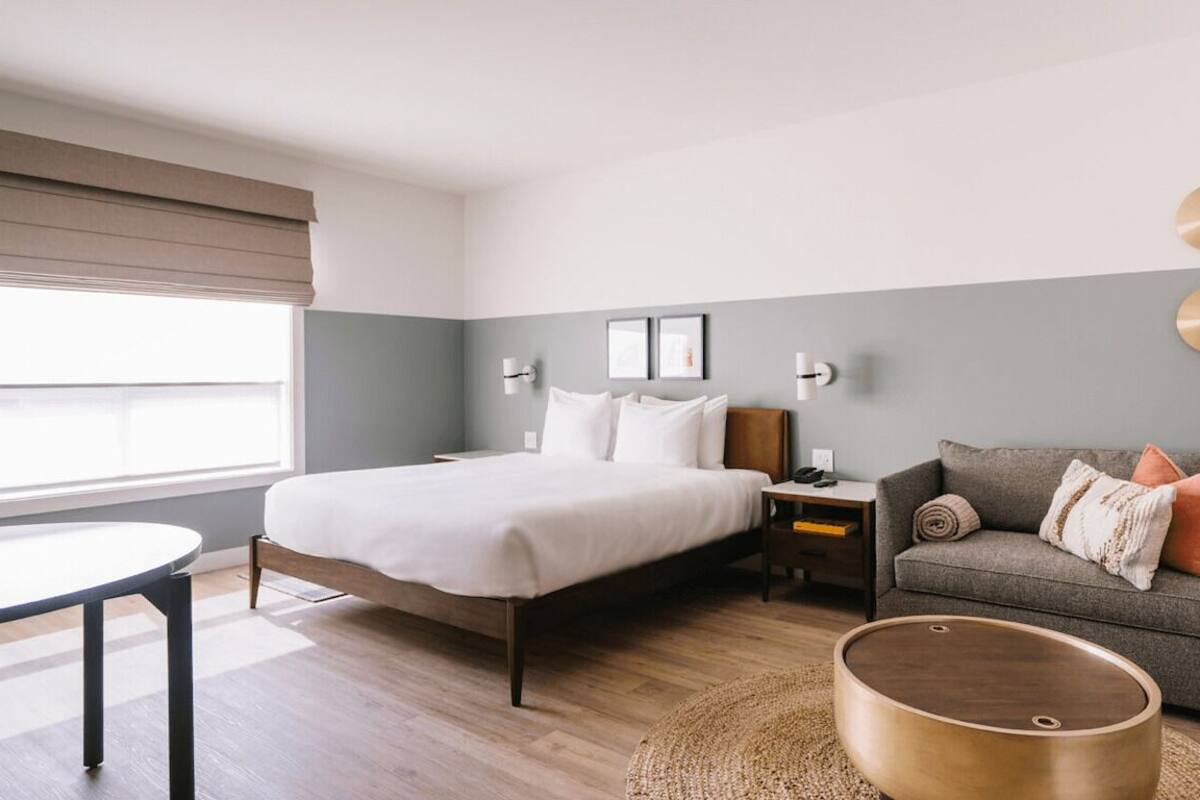 Premium Room, 1 King Bed with Sofa bed, Mountain View | Premium bedding, memory foam beds, in-room safe, desk