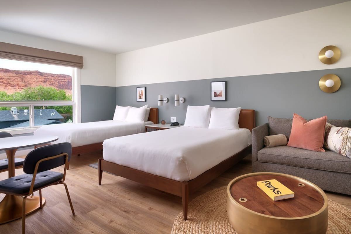 Deluxe-Doppelzimmer, Mehrere Betten, Haustiere gestattet, Bergblick | Hochwertige Bettwaren, Betten mit Memory-Foam-Matratzen, Zimmersafe